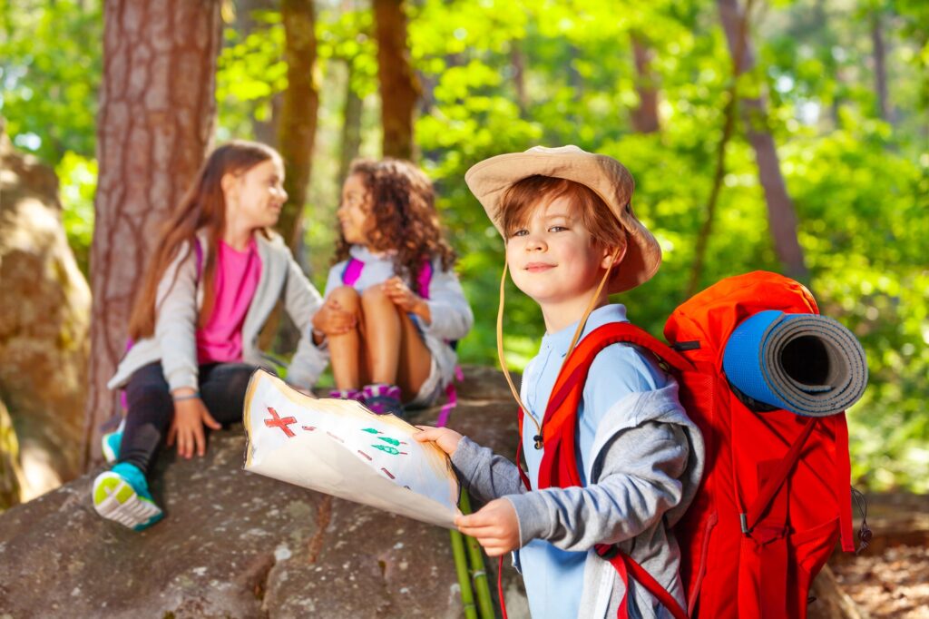 welche-ausruestung-wandern-kindern